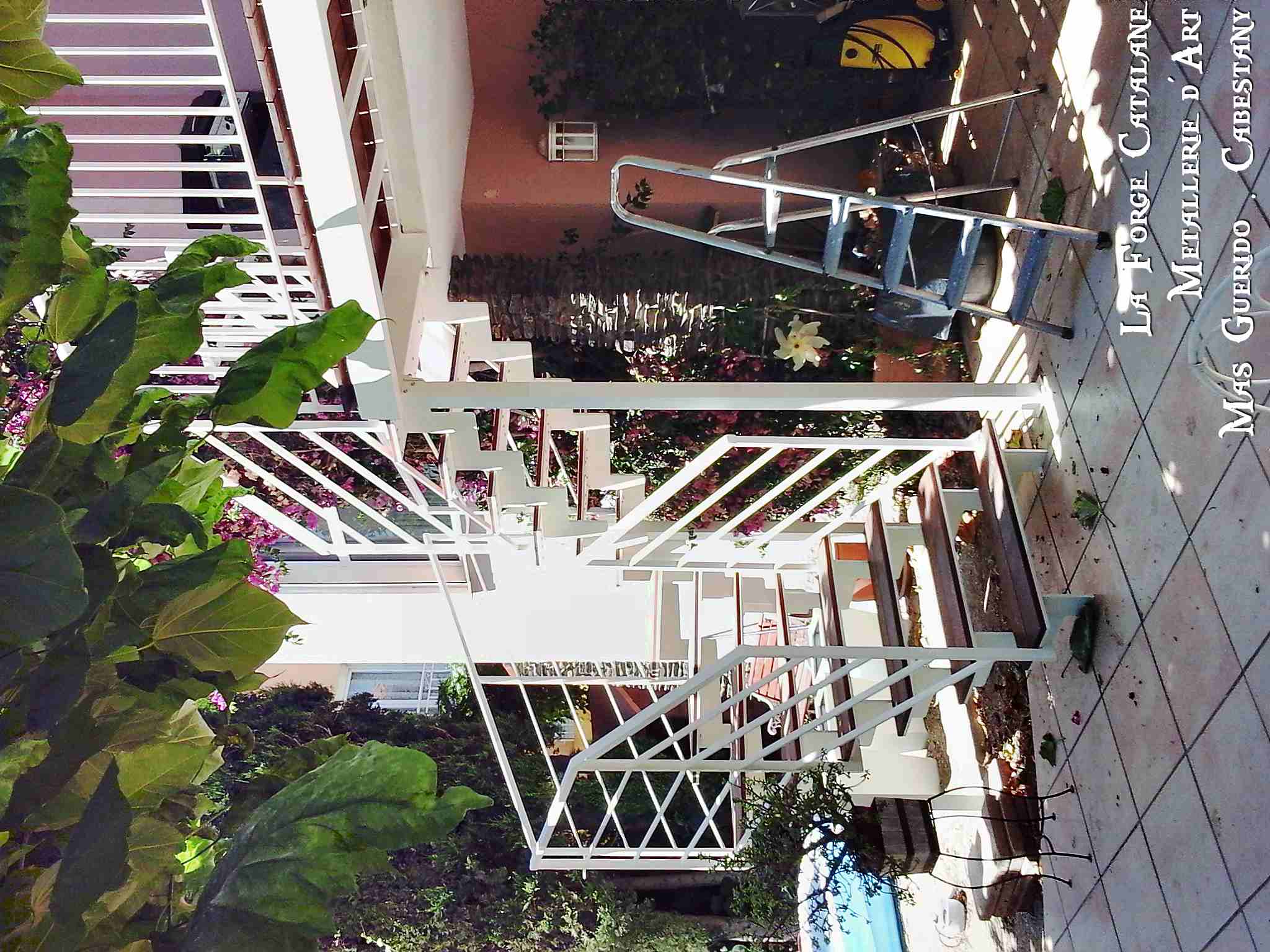 escalier exterieur double quart tournant  thermolaquage blanc plaquage bois precieux forge catalane 1.jpg